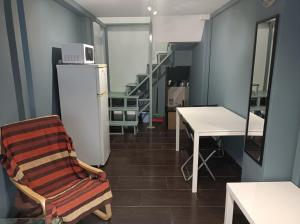 Habitación con silla, nevera y escalera en Apartment Dipla 2 en Atenas