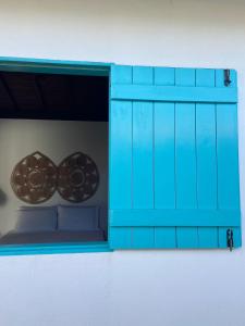 a blue cabinet with two bowls on a wall at CHALÉ NAMORADA PATACHO in Pôrto de Pedras