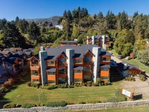 una vista aérea de una casa en Los Robles Apart & Spa en San Carlos de Bariloche