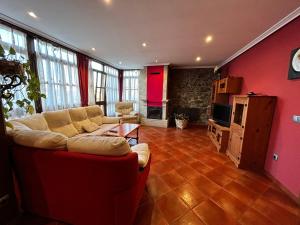 un soggiorno con divano e TV di Casa de Aldea el Pontón a Cue