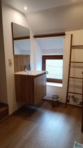 baño con lavabo, ventana y escalera en Jolie petite maison campagnarde, 