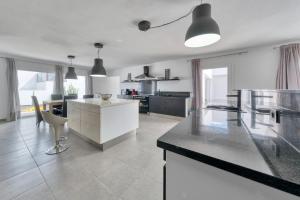 Η κουζίνα ή μικρή κουζίνα στο Casa Eden - Naturist area, Private Pool and BBQ By Lanzarote Vacation Homes