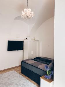 1 dormitorio con cama y lámpara de araña en Beatrix Home Vienna Luxury Stay, en Viena