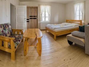 um quarto com uma cama, uma mesa e um sofá em Švajčiarsky Dom em Starý Smokovec