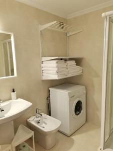łazienka z pralką i umywalką w obiekcie Apartamento Plaza America 40 m2 w mieście Vigo