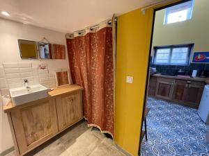 Koupelna v ubytování appartement Loft-atelier à Vivonne