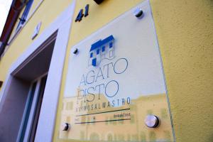 una señal en el lateral de un edificio en AGATOPISTO Animo Salmastro, en Comacchio