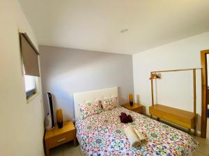 - une chambre avec un lit avec deux chaussures dans l'établissement Villa Sol, à Ferragudo