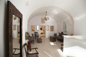 a living room with an archway and a living room at Karpimo Horizon in Firostefani