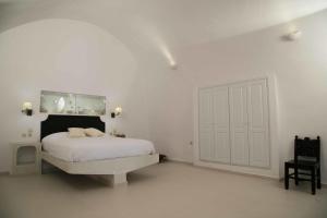 A bed or beds in a room at Karpimo Horizon - Caldera View with private hot tub