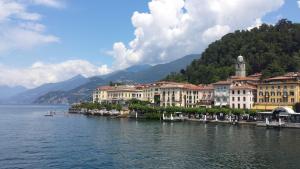 grupa budynków na brzegu wody w obiekcie Lake Como View Apartement Allegro w mieście Acquaseria