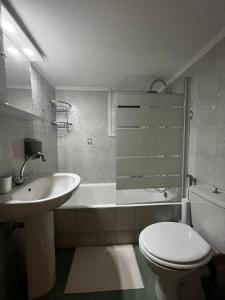 ein Badezimmer mit einem Waschbecken, einem WC und einer Badewanne in der Unterkunft Acropolis Luxury Apartments in Athen