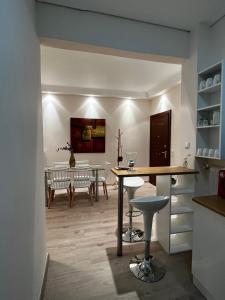 - une cuisine et une salle à manger avec une table et des chaises dans l'établissement Acropolis Luxury Apartments, à Athènes