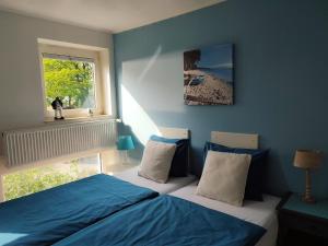 a bedroom with two beds and a window at Hotel Groote Engel in Emlichheim