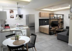 a kitchen and living room with a kitchen and a living room at Apartamenty Mariańska 103 in Racibórz