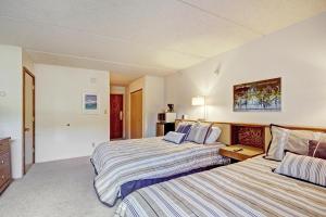 um quarto de hotel com duas camas num quarto em MP522 Mountain Plaza Hotel Room em Copper Mountain