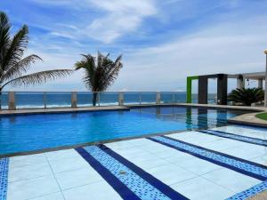 a swimming pool with a view of the ocean at Paradise departamento para vacacionar in Crucita