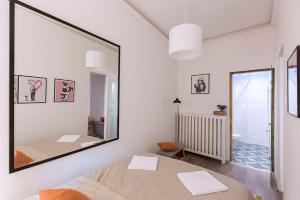 ein Schlafzimmer mit einem großen Spiegel an der Wand in der Unterkunft High Note Apartments in Belgrad