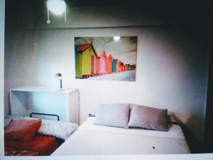 een kamer met een bank en een schilderij aan de muur bij Nice apartment on the coast to relax and work in Cartagena