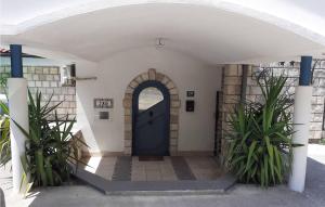 科托尔3 Bedroom Awesome Home In Dobrota的建筑中带有蓝色门的拱门