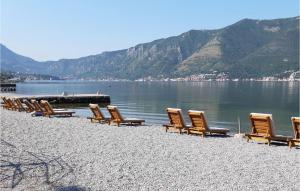 科托尔3 Bedroom Awesome Home In Dobrota的海边沙滩上的一排椅子