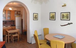 科托尔3 Bedroom Awesome Home In Dobrota的厨房兼餐厅，配有桌椅