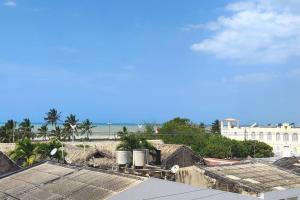 vistas a la playa desde el techo de un edificio en RH02 Riohacha apartamento con vista al mar en la mejor zona de la ciudad genial para relax o trabajo, en Ríohacha