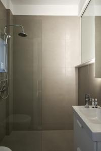 A bathroom at Parthenon Apartment