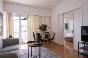 アテネにあるParthenon Apartmentのリビングルーム(テーブル付)、ベッドルーム1室