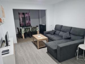 sala de estar con sofá y mesa en Arrecife-Playa del Reducto Apartment, en Arrecife