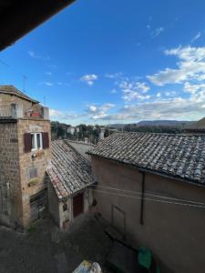 una vista sul soffitto di due edifici con tetti di La Rocchetta a Sutri