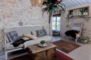 - un salon avec un canapé et une table dans l'établissement Le Mas Saint Pierre, à Roquefort-les-Pins