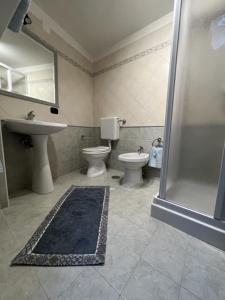bagno con 2 servizi igienici, lavandino e doccia di La Rocchetta a Sutri