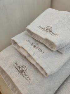 Tres toallas están apiladas una encima de la otra. en Villa Lavinia B&B en Montescudaio