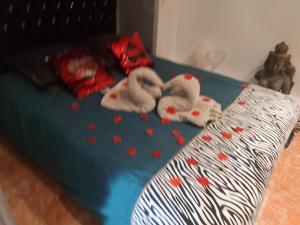 Voodi või voodid majutusasutuse SPABYELLEETLUI spa rouge ou bleu toas