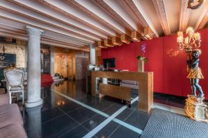 Cette chambre comprend un bureau et un mur rouge. dans l'établissement Sogno di Giulietta e Romeo, à Venise