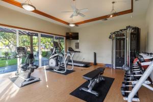 een fitnessruimte met diverse loopbanden en fitnessapparatuur bij Hilton Pool Pass Included - Luxury Living on the Green w Pool Hot Tub & Views in Waikoloa