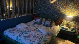 Voodi või voodid majutusasutuse SPABYELLEETLUI spa rouge ou bleu toas