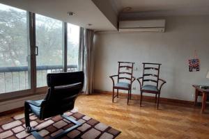 ein Zimmer mit 3 Stühlen und einem Laufband vor einem Fenster in der Unterkunft Khaton home in Kairo