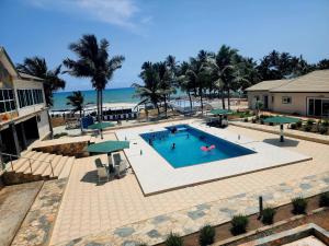 een afbeelding van een zwembad aan het strand bij ELLISA HOSPITALITY and SPA in Accra