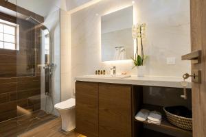 Koupelna v ubytování Ruby Luxury Suites