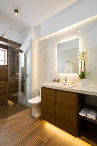 Koupelna v ubytování Ruby Luxury Suites