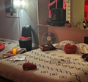 Voodi või voodid majutusasutuse SPABYELLEETLUI spa rouge ou bleu toas