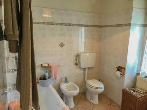 ein Badezimmer mit einem WC, einem Waschbecken und einer Badewanne in der Unterkunft Casa dei nonni 