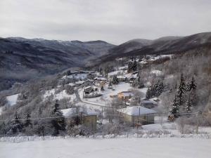 un pequeño pueblo en la nieve en una montaña en Casa dei nonni, 