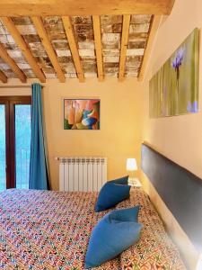 Un dormitorio con una cama con almohadas azules. en DOLCE VITA IN TUSCANY Cottage, en Capannori