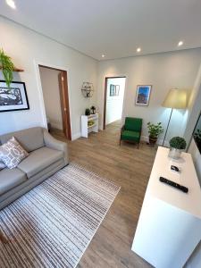 uma sala de estar com um sofá e uma mesa em Casa Nova - Excelente Localização em Piracicaba
