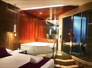 1 dormitorio con bañera, 1 cama y baño en Hotel Las Lomas, en Lima