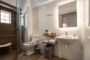 Koupelna v ubytování Ruby Luxury Suites