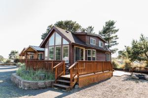 Casa con terraza grande y casa en Hart’s Camp Airstream Hotel & RV Park, en Pacific City